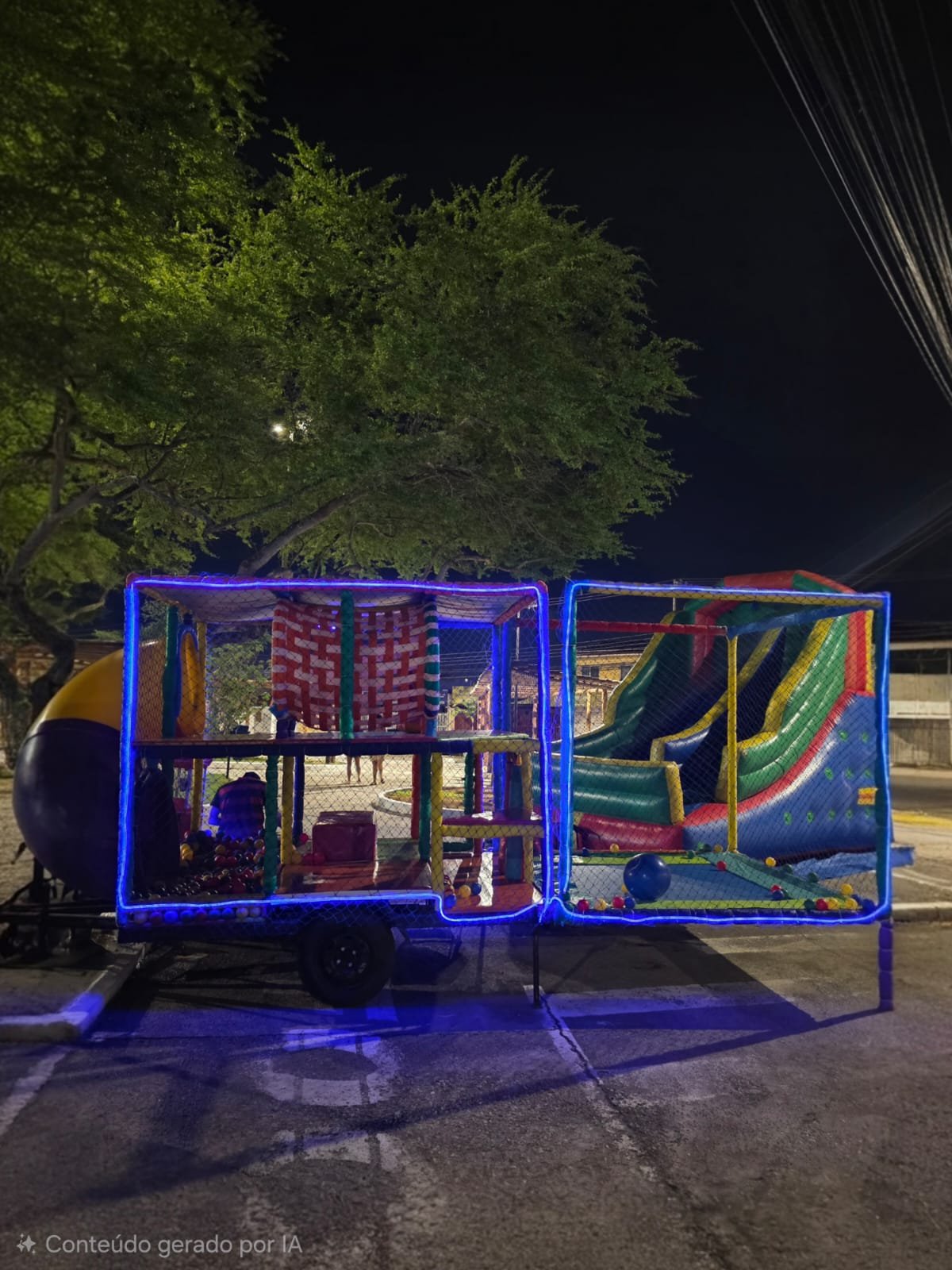 Playground PlayKids com iluminação LED colorida em evento noturno em Aracaju
