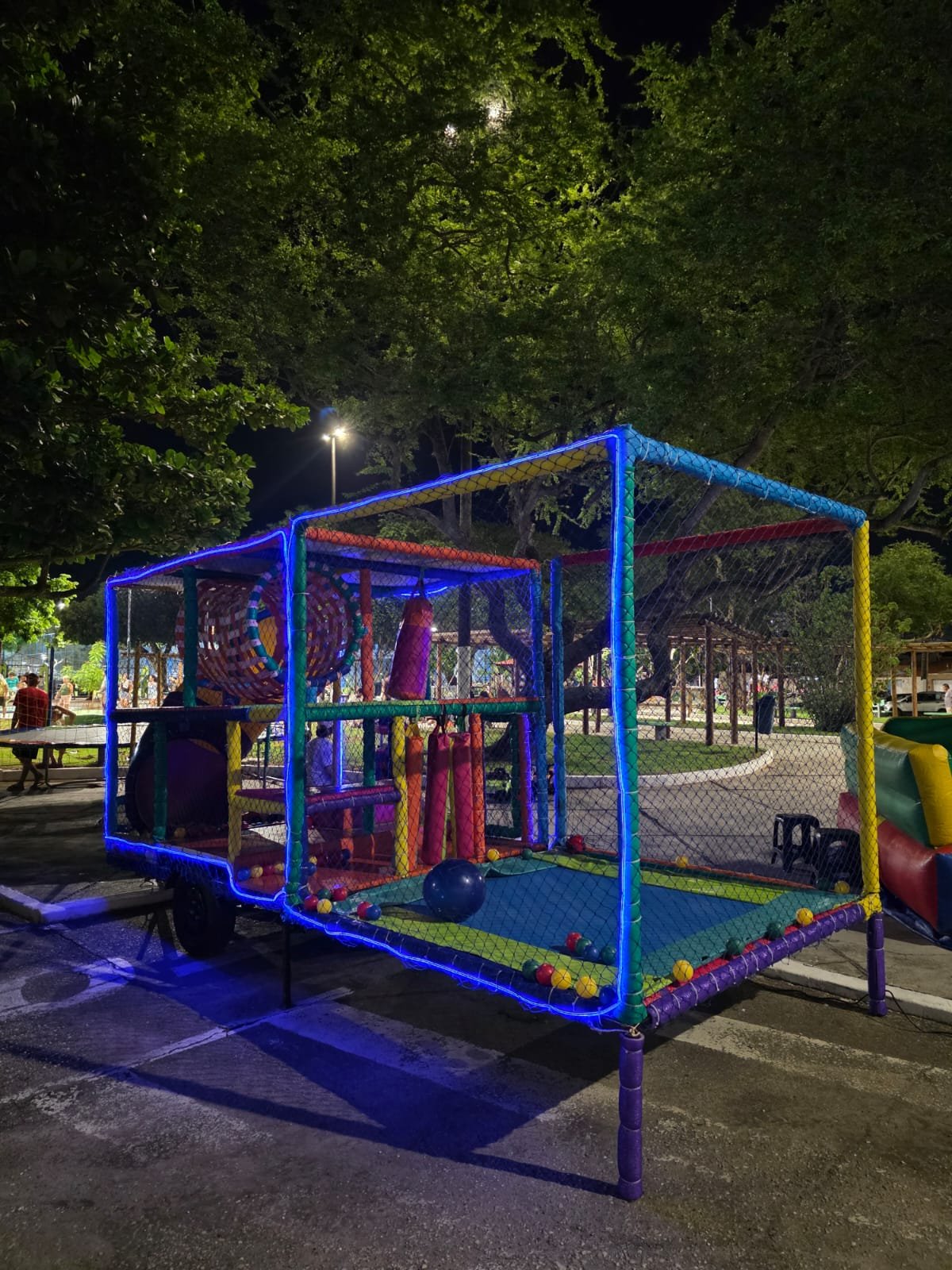 Carretinha PlayKids iluminada com LED azul em evento noturno em Aracaju