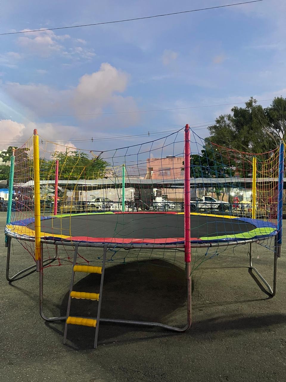 Pula-pula grande PlayKids com rede de segurança colorida para festas em Aracaju