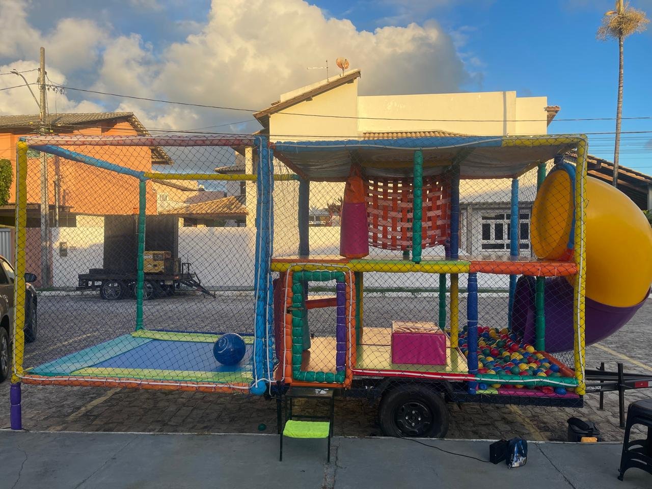 Carretinha da alegria PlayKids com playground completo montada à luz do dia em Aracaju
