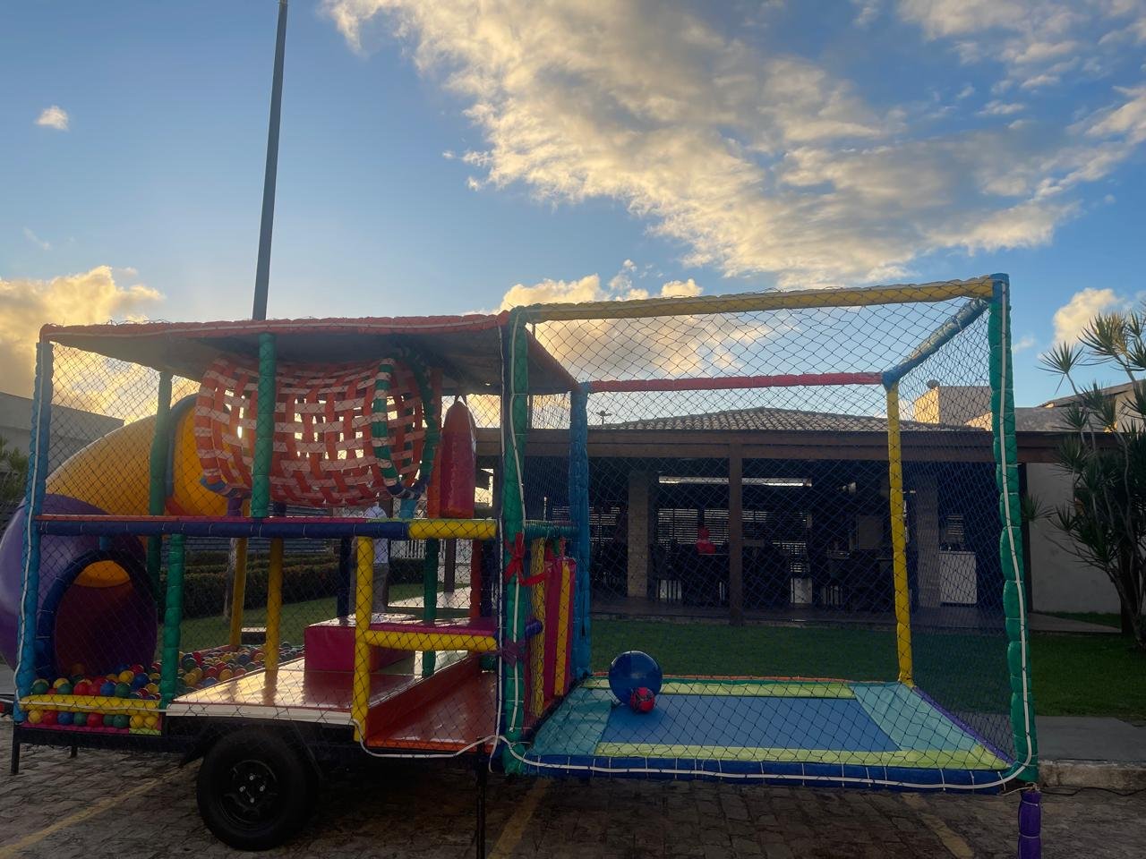 Carretinha da alegria PlayKids com playground móvel completo em Aracaju